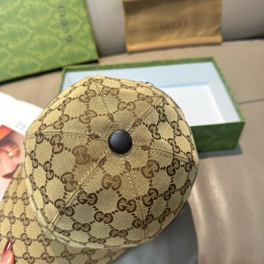 p90 ten thousand year old classic new color is shipped!   , Gucci (Gucci) classic original baseball cap 😍😍 1:1 mold opening and customization at the counter, the highest version, original canvas fabric + first layer of cowhide, light and breathable! Photographed in real life, suitable for men and women in all seasons, basic head circumference 56cm, adjustable patches.