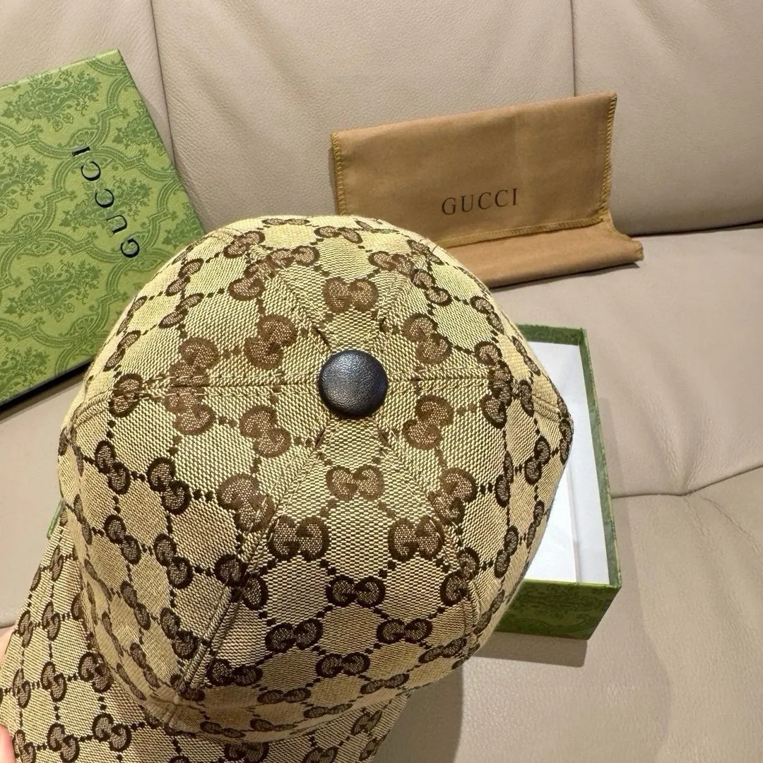 p90, Gucci's new original baseball cap, embroidered python, 1:1 mold customization, heavy embroidery, delicate and luxurious, details comparable to those at the counters, original canvas fabric + first-layer cowhide, pure cotton lining, great quality! The first choice for handsome men and beautiful women, fashionable and versatile. Basic head circumference 56, adjustable patch