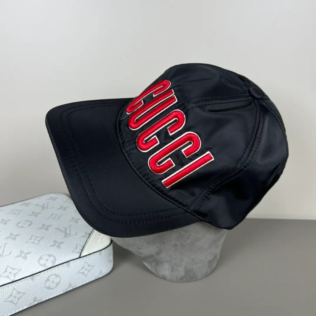 P46💰Gucci Baseball Cap♥️GUCCI🧢Official website new product, baseball cap, original quality, hot arrival 🔥🎩 The craftsmanship is very exquisite, high-end and classy! Low-key luxury, easy to carry! Running volume!