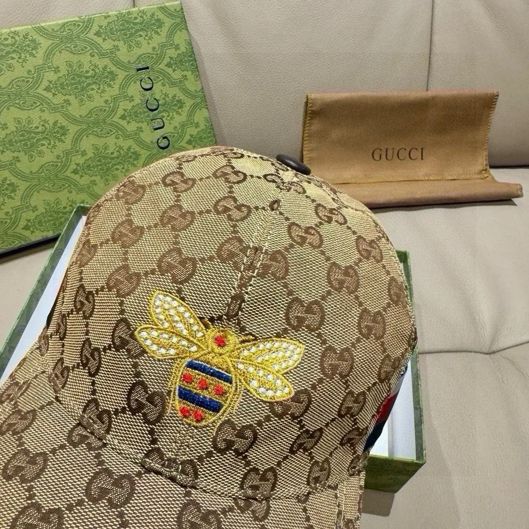 p90, Gucci (Gucci) original baseball cap, little bee embroidery, 1:1 mold customization, heavy embroidery, details comparable to counters, original canvas + first-layer cowhide, pure cotton lining, great quality! The first choice for handsome men and beautiful women, fashionable and versatile. Basic head circumference 56, adjustable patch