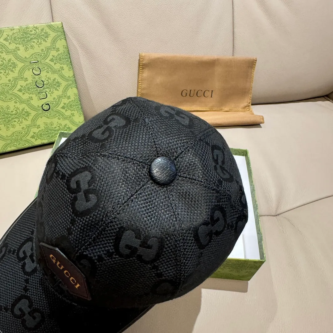 P90, Gucci (Gucci) new original baseball cap, Gucci hot stamping, the latest model at the counter, 1:1 custom mold opening, genuine mold opening, original canvas fabric + first layer of cowhide, original quality! The quality is great, the basic head circumference is 56cm, and the patch is adjustable.