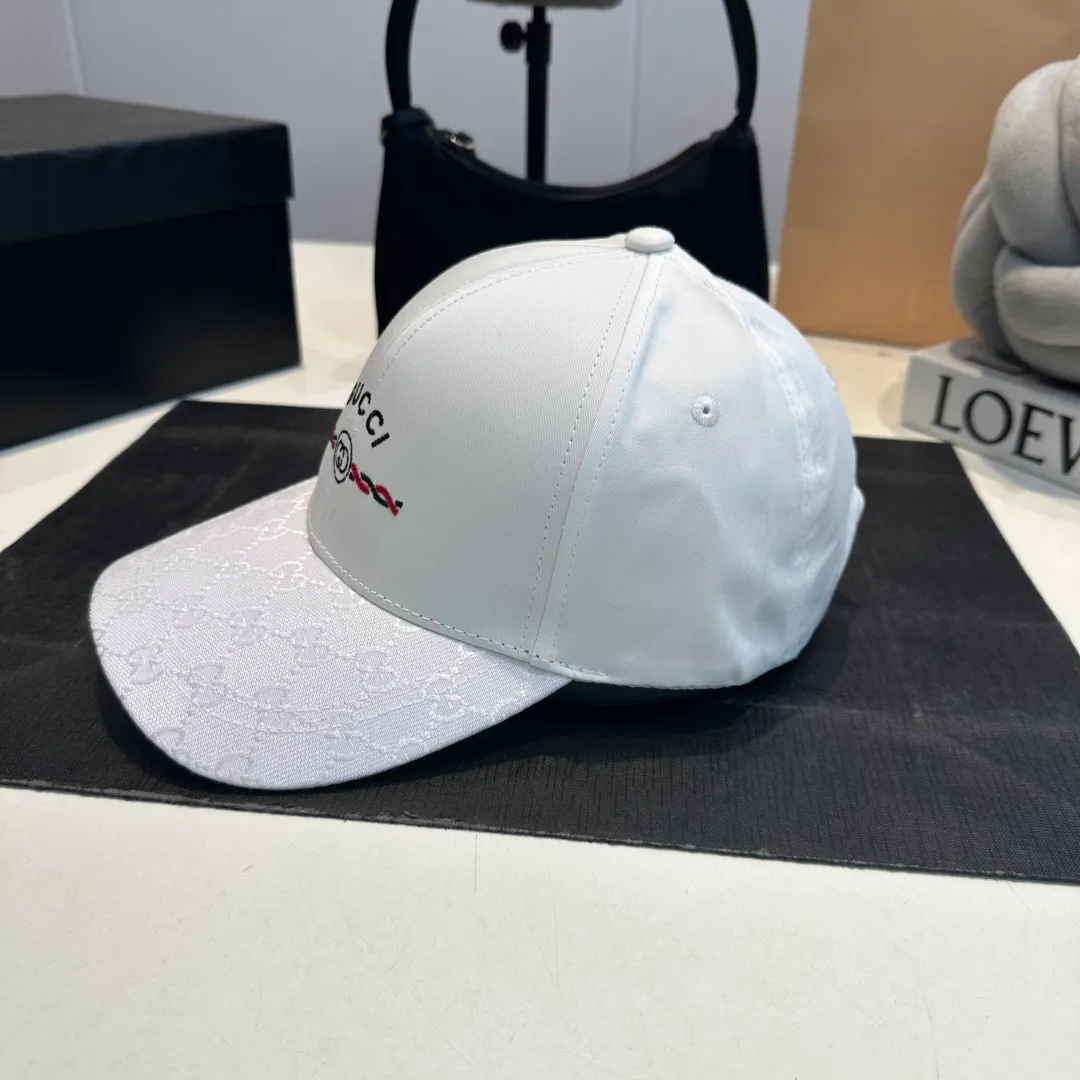 P56 Gucci Baseball Cap♥️GUCCI🧢New product from the official website, baseball cap, original quality, hot arrival 🔥🎩 The craftsmanship is very exquisite, high-end and classy! Low-key luxury, easy to carry! Running volume!