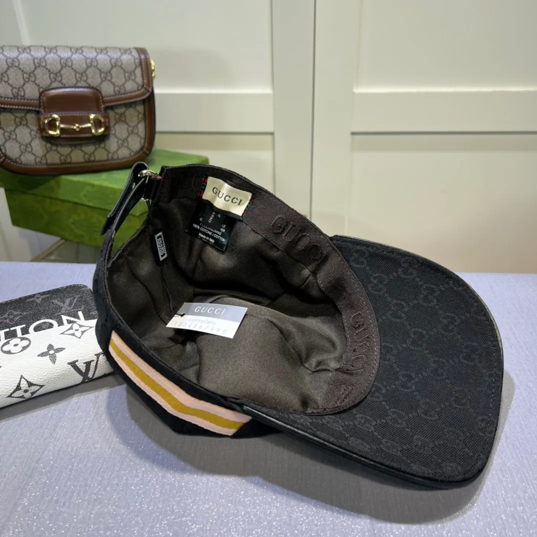 P80💰10,000-year-old classic model shipped! Gucci (Gucci) classic original baseball cap 😍😍Customized at the 1:1 counter mold, the highest version, original canvas + first layer of cowhide, pure cotton lining, light and breathable! Photographed in real life, suitable for men and women in all seasons, basic head circumference 56cm, adjustable patches.