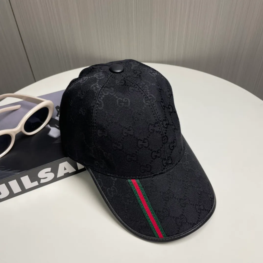 P86 Gucci (Gucci) classic original baseball cap, vertical small webbing, 1:1 mold customization, original canvas + first-layer cowhide, genuine leather edging, handsome and fashionable, popular purchasing agent, versatile style for men and women, great quality! The basic head circumference is 56cm, and the patch is adjustable.