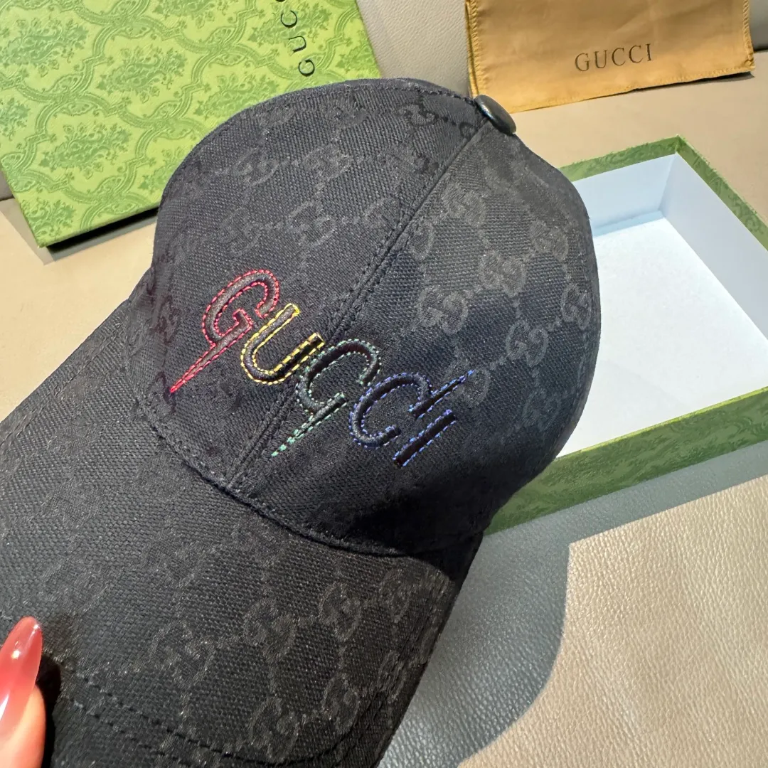 P90, Gucci's new original baseball cap, artistic word embroidery, 1:1 mold customization, heavy embroidery, details comparable to those at counters, original canvas fabric + first-layer cowhide, pure cotton lining, great quality! The first choice for handsome men and beautiful women, fashionable and versatile. Basic head circumference 56, adjustable patch