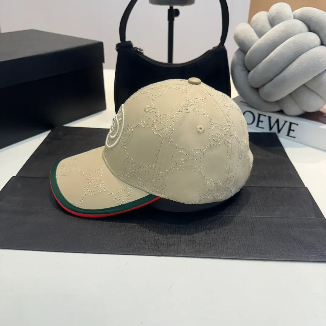 P56 New model shipped from the official website Gucci's latest original baseball cap, large double G, customized at the counter with 1:1 mold opening, light and breathable! Basic head circumference 56, adjustable patch