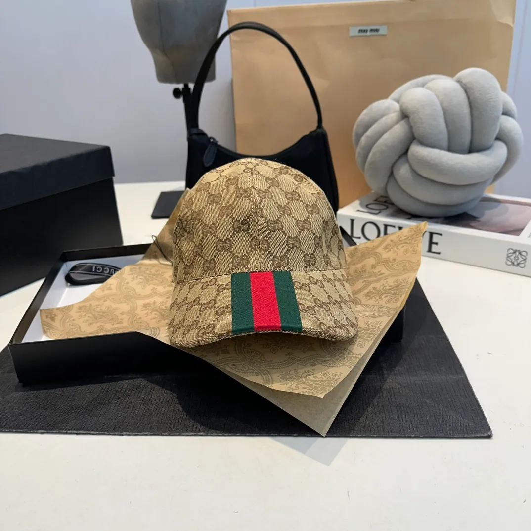 P90 Gucci (Gucci) new original baseball cap, double G webbing. 1:1 mold customization, heavy embroidery, details comparable to those at counters, original canvas fabric + first layer cowhide, excellent quality! The first choice for handsome men and beautiful women, fashionable and versatile. The basic head circumference is 56cm, and the patch is adjustable.