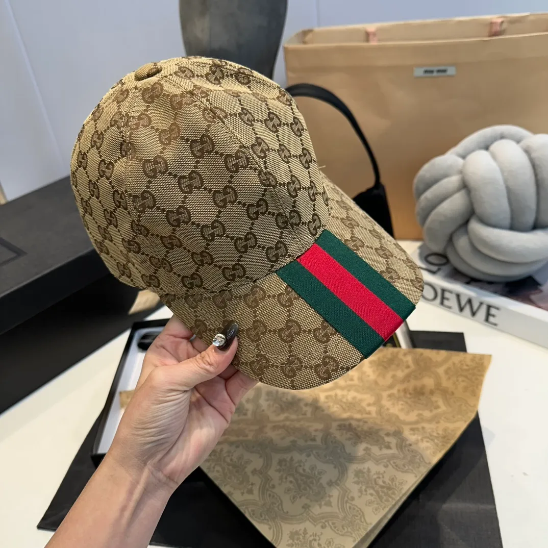 P90 Gucci (Gucci) new original baseball cap, double G webbing. 1:1 mold customization, heavy embroidery, details comparable to those at counters, original canvas fabric + first layer cowhide, excellent quality! The first choice for handsome men and beautiful women, fashionable and versatile. The basic head circumference is 56cm, and the patch is adjustable.