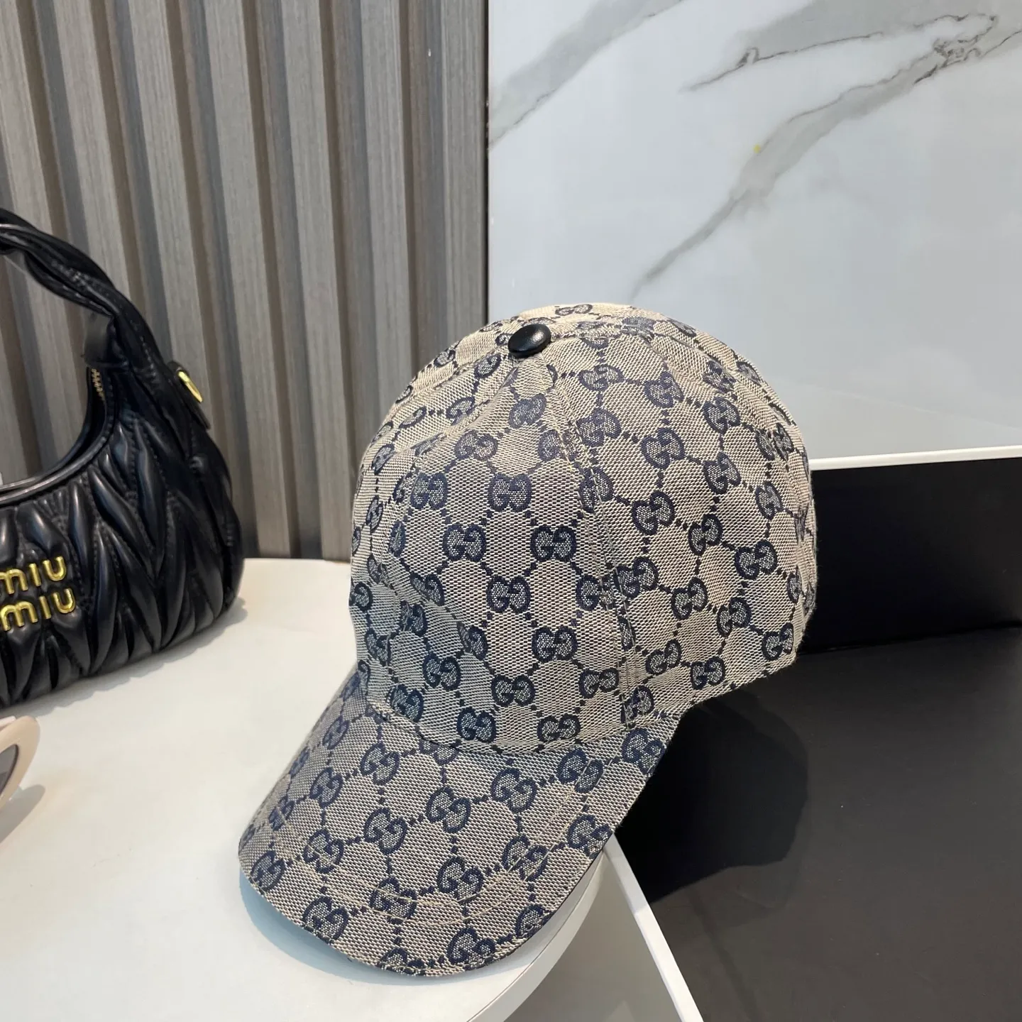 P60 Gucci (Gucci) classic original baseball cap😍Customized with 1:1 mold opening at the counter, the highest version, the original canvas is light and breathable! Photographed in real life, suitable for men and women in all seasons, basic head circumference 56cm, adjustable patches.