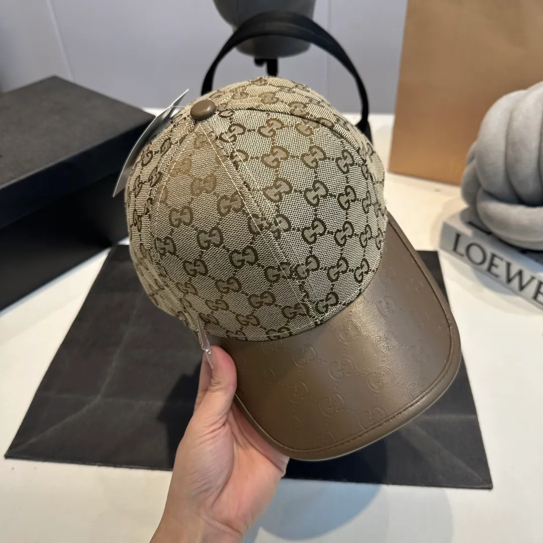 P56 Gucci Baseball Cap♥️GUCCI🧢New product from the official website, baseball cap, original quality, hot arrival 🔥🎩 The craftsmanship is very exquisite, high-end and classy! Low-key luxury, easy to carry! Running volume!