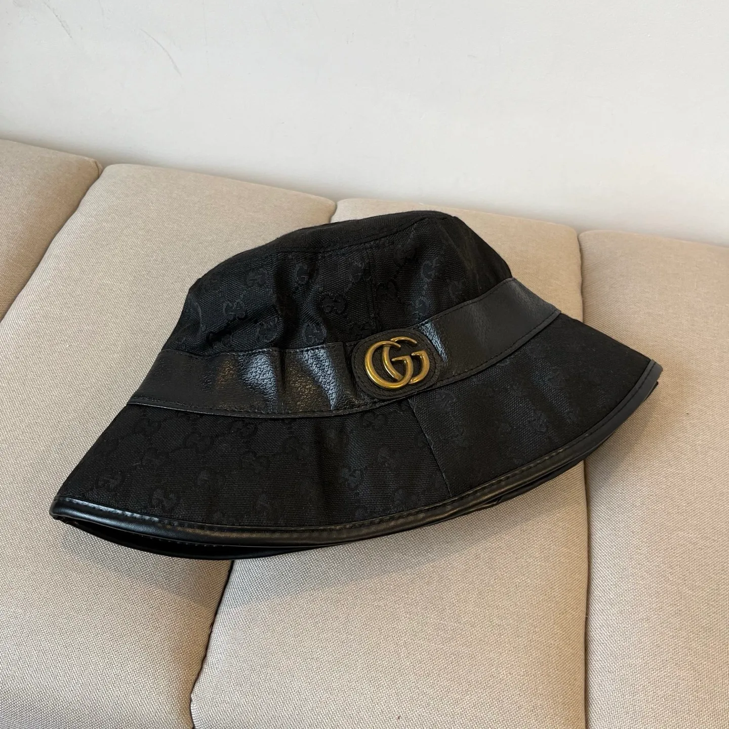P70 Gucci bucket hat♥️GUCCI🧢New product from the official website, baseball cap, original quality, very popular 🔥🎩 The craftsmanship is very exquisite, high-end and classy! Low-key luxury, easy to carry! Running volume!