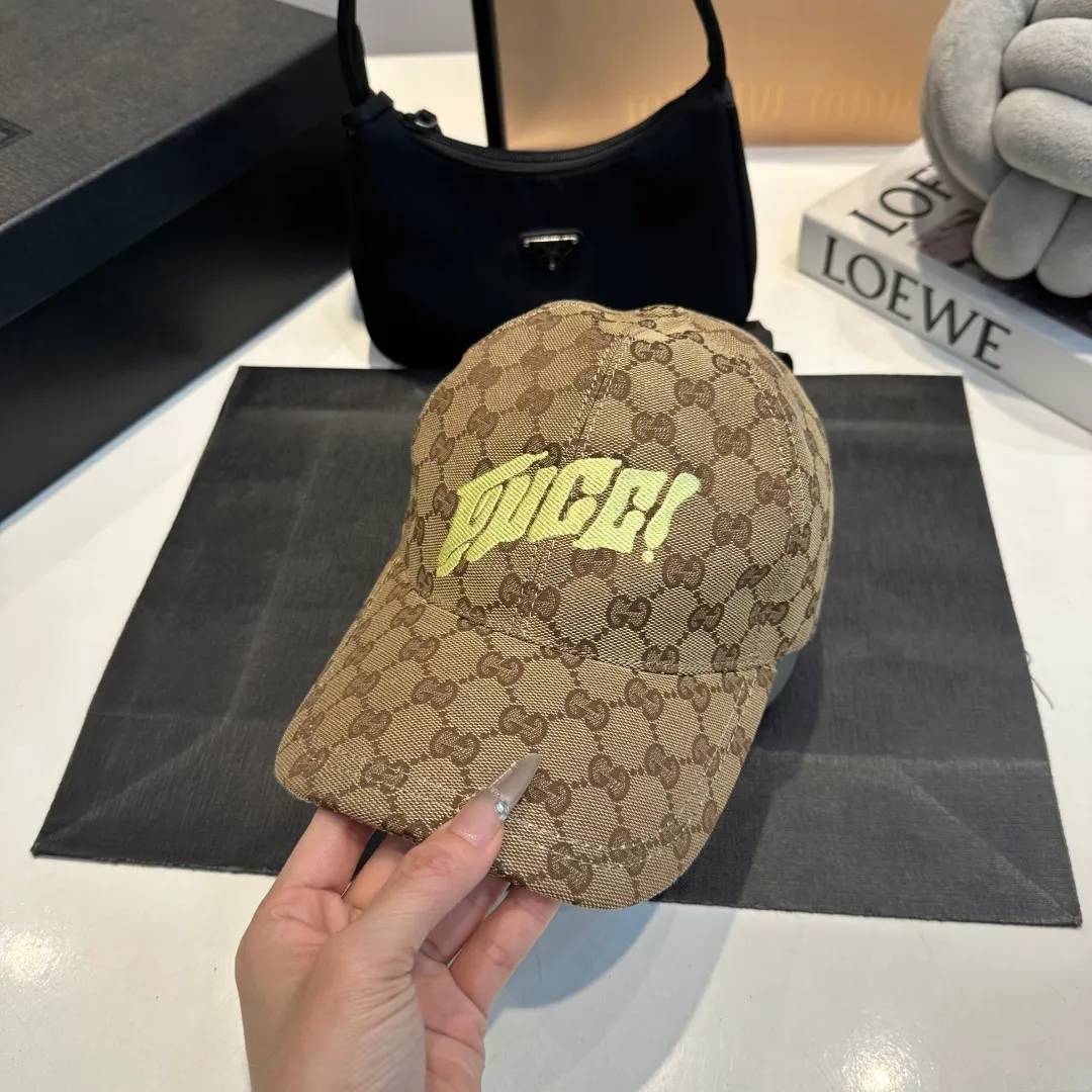 P90 Gucci new original baseball cap, double G jacquard, 1:1 mold opening and customization at the counter, perfect pattern, original canvas fabric + first layer of cowhide, light and breathable! The basic head circumference is 56cm, and the patch is adjustable.