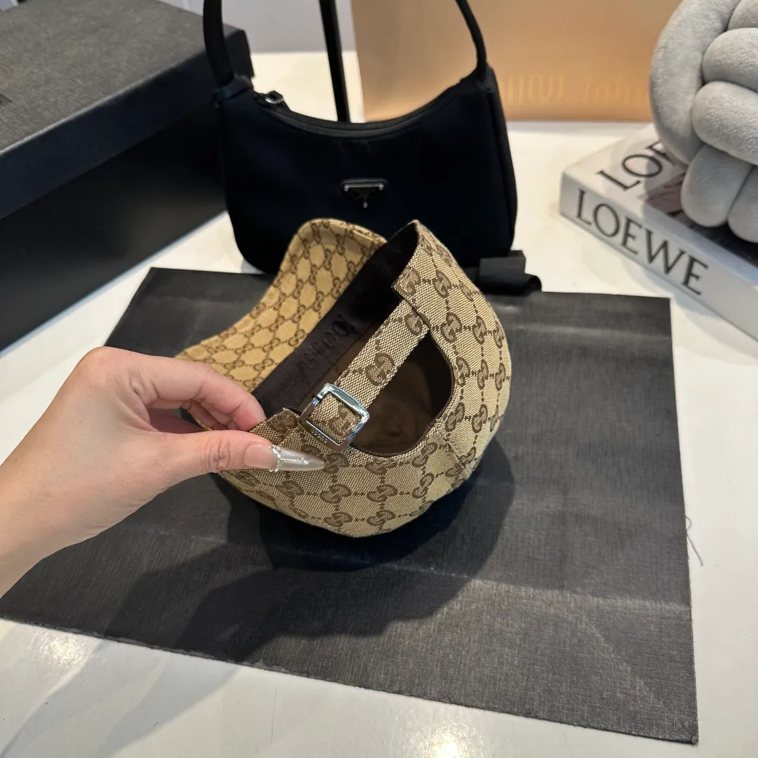 P90 Gucci new original baseball cap, double G jacquard, 1:1 mold opening and customization at the counter, perfect pattern, original canvas fabric + first layer of cowhide, light and breathable! The basic head circumference is 56cm, and the patch is adjustable.