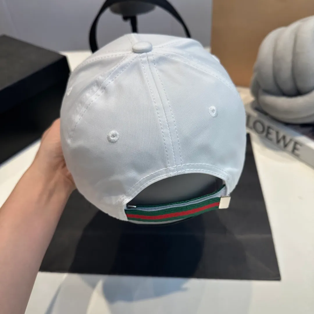 P56 Gucci Baseball Cap♥️GUCCI🧢New product from the official website, baseball cap, original quality, hot arrival 🔥🎩 The craftsmanship is very exquisite, high-end and classy! Low-key luxury, easy to carry! Running volume!