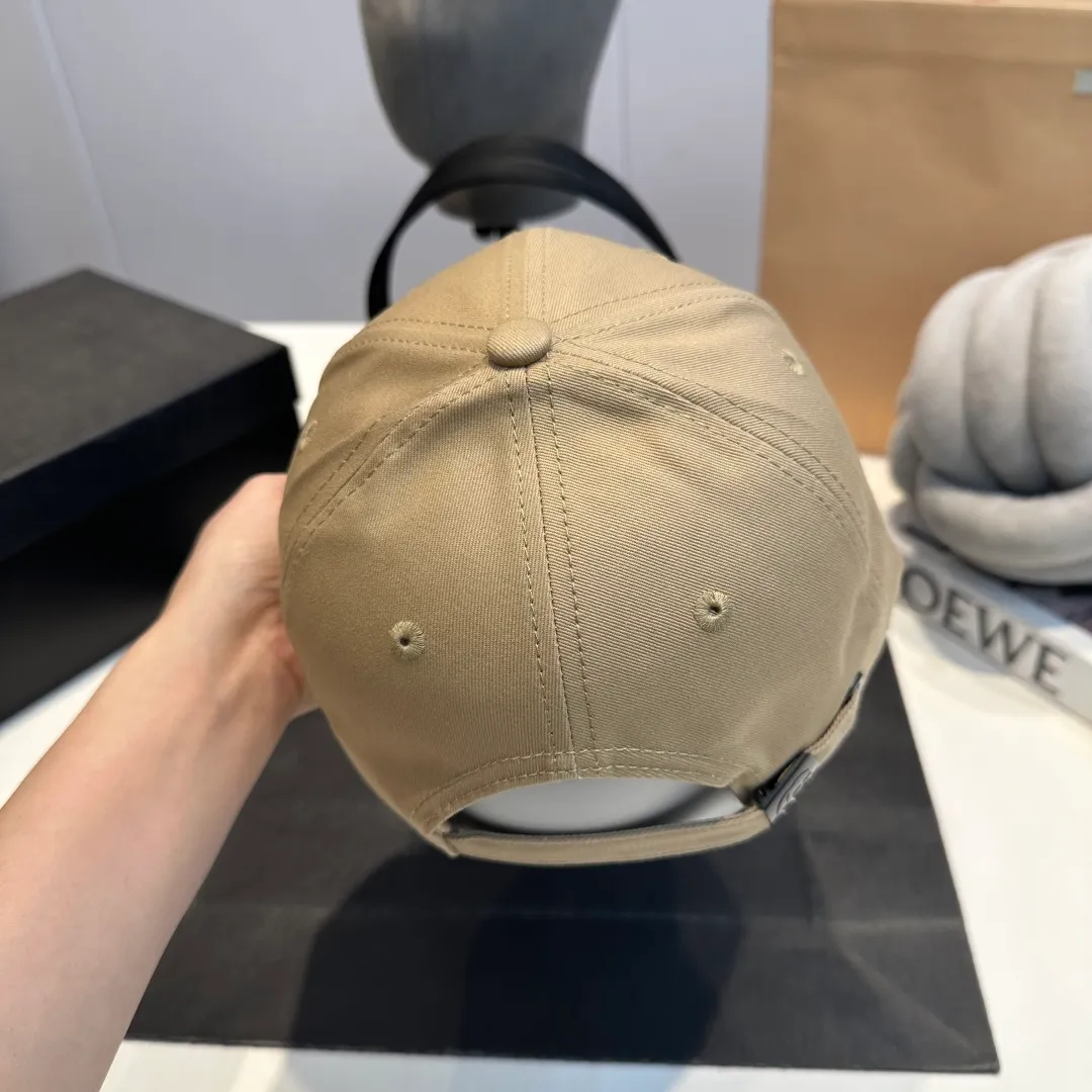 P56 Gucci Baseball Cap GUCCI official website new product, baseball cap, original quality is very popular, the workmanship is very exquisite, high-end atmosphere and class! Low-key luxury, easy to carry! Running volume!