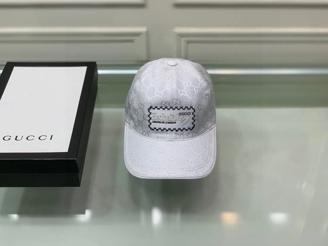 🉐130 new models shipped Gucci (Gucci) new original baseball cap, heavy embroidery, 1:1 mold customization, details comparable to counters, original canvas + first-layer cowhide, pure cotton lining, great quality! The first choice for handsome men and beautiful women, fashionable and versatile. Basic head circumference 56, adjustable patch