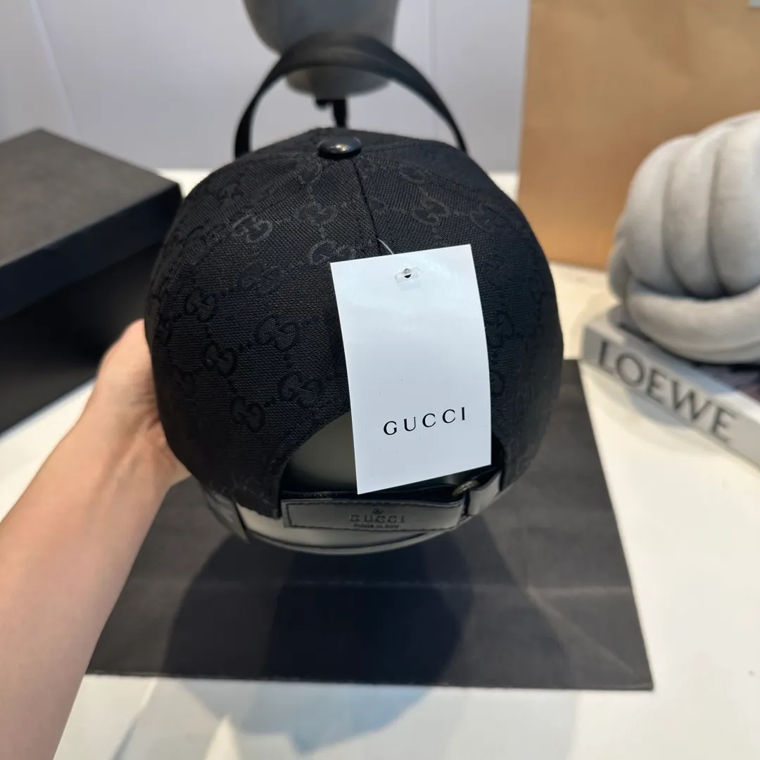 P56 Gucci Baseball Cap♥️GUCCI🧢New product from the official website, baseball cap, original quality, hot arrival 🔥🎩 The craftsmanship is very exquisite, high-end and classy! Low-key luxury, easy to carry! Running volume!