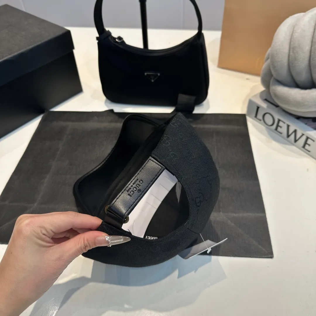 P56 Gucci Baseball Cap♥️GUCCI🧢New product from the official website, baseball cap, original quality, hot arrival 🔥🎩 The craftsmanship is very exquisite, high-end and classy! Low-key luxury, easy to carry! Running volume!