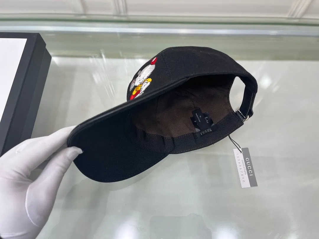 🉐90, Gucci (Gucci) new spring and summer baseball cap, Gucci little mouse, 1:1 mold customization, heavy embroidery, details comparable to counters, original canvas + first-layer cowhide, excellent quality! The first choice for handsome men and beautiful women, fashionable and versatile. The basic head circumference is 56cm, the patch is adjustable, and the original version is shipped from the counter in two colors.