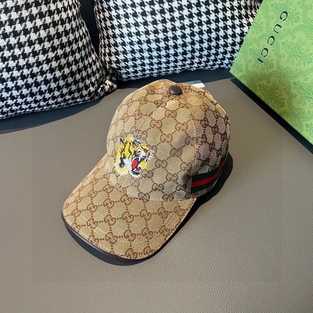 🉐️90 Comes with box bag, Gucci's new original baseball cap, tiger head embroidery, 1:1 mold customization, heavy embroidery, details comparable to those at the counter, original canvas fabric + first layer cowhide, great quality! The first choice for handsome men and beautiful women, fashionable and versatile. The basic head circumference is 56cm, and the patch is adjustable.