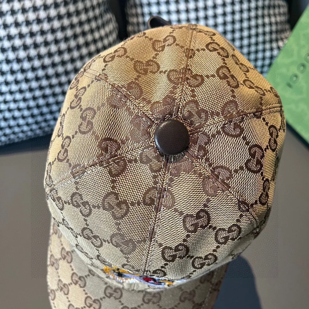 🉐️90 Comes with box bag, Gucci's new original baseball cap, tiger head embroidery, 1:1 mold customization, heavy embroidery, details comparable to those at the counter, original canvas fabric + first layer cowhide, great quality! The first choice for handsome men and beautiful women, fashionable and versatile. The basic head circumference is 56cm, and the patch is adjustable.