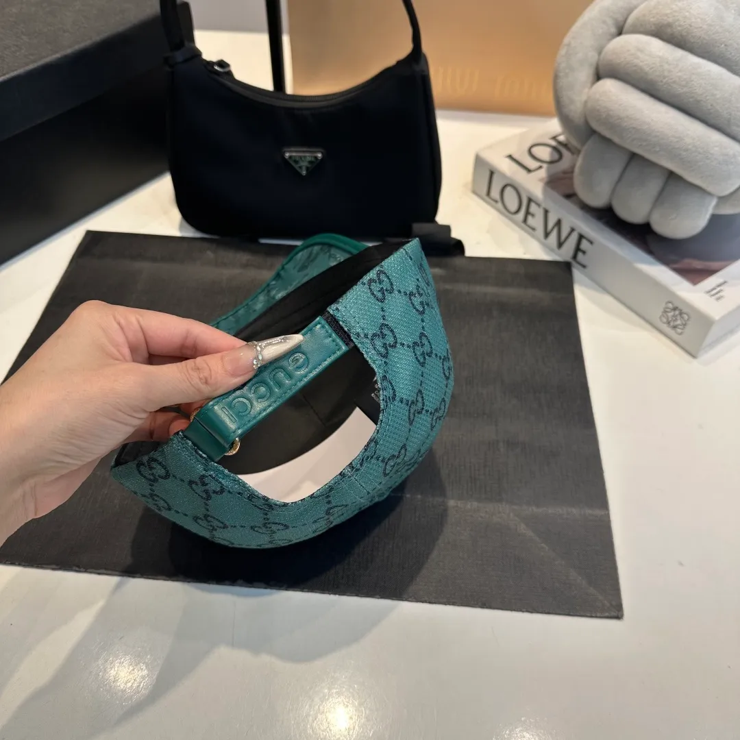 P56 Gucci Baseball Cap♥️GUCCI🧢New product from the official website, baseball cap, original quality, hot arrival 🔥🎩 The craftsmanship is very exquisite, high-end and classy! Low-key luxury, easy to carry! Running volume!