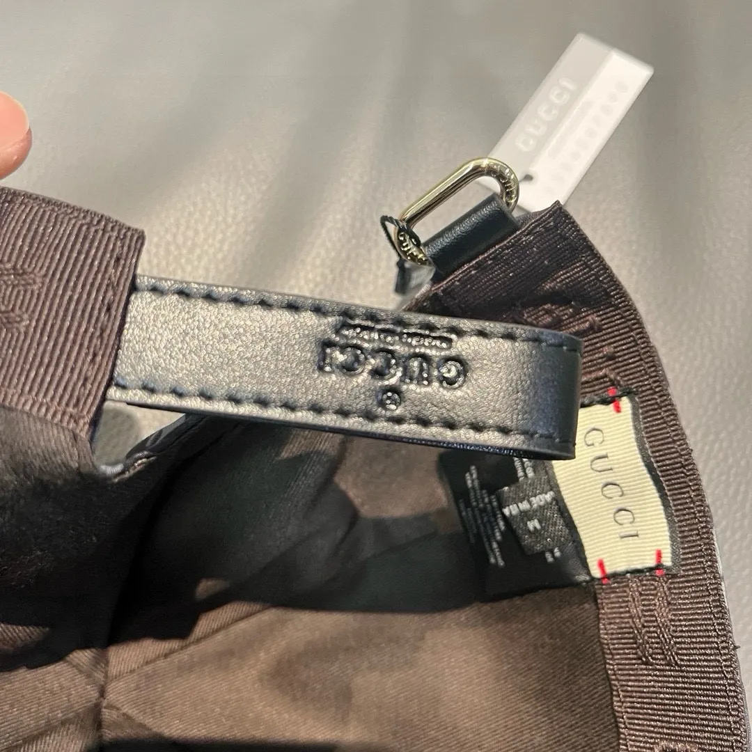 P90 new model shipped from the official website, Gucci's latest original baseball cap, large double G, 1:1 mold customization at the counter, perfect alignment, original canvas fabric + first-layer cowhide, light and breathable! The basic head circumference is 56cm, and the patch is adjustable.