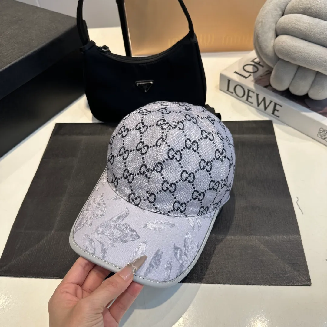 P90 Gucci's latest original baseball cap with wide webbing. 1:1 mold opening and customization at the counter, the highest version, original canvas fabric + first-layer cowhide, light and breathable! Photographed in real life, suitable for men and women in all seasons, basic head circumference 56cm, adjustable patches.
