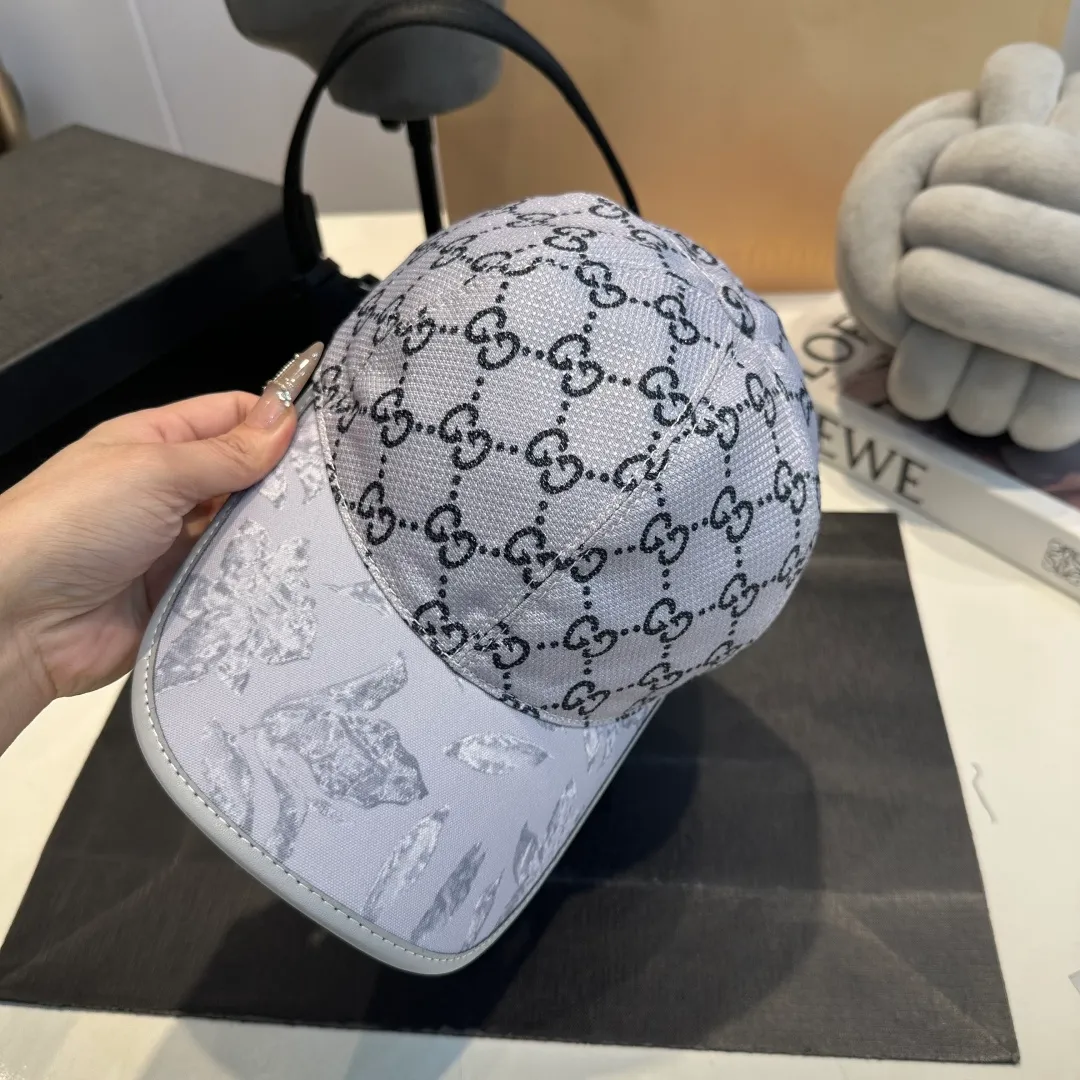 P90 Gucci's latest original baseball cap with wide webbing. 1:1 mold opening and customization at the counter, the highest version, original canvas fabric + first-layer cowhide, light and breathable! Photographed in real life, suitable for men and women in all seasons, basic head circumference 56cm, adjustable patches.