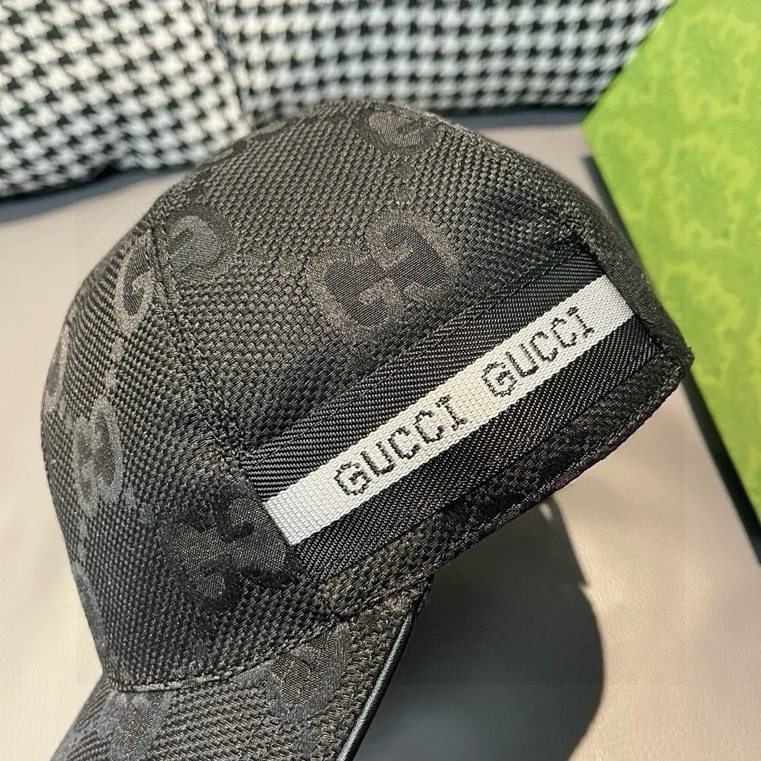 p90., Gucci Gucci’s new original baseball cap, large double G, 1:1 mold opening and customization at the counter, perfect matching pattern, original canvas fabric + first-layer cowhide, light and breathable! The basic head circumference is 56cm, and the patch is adjustable.