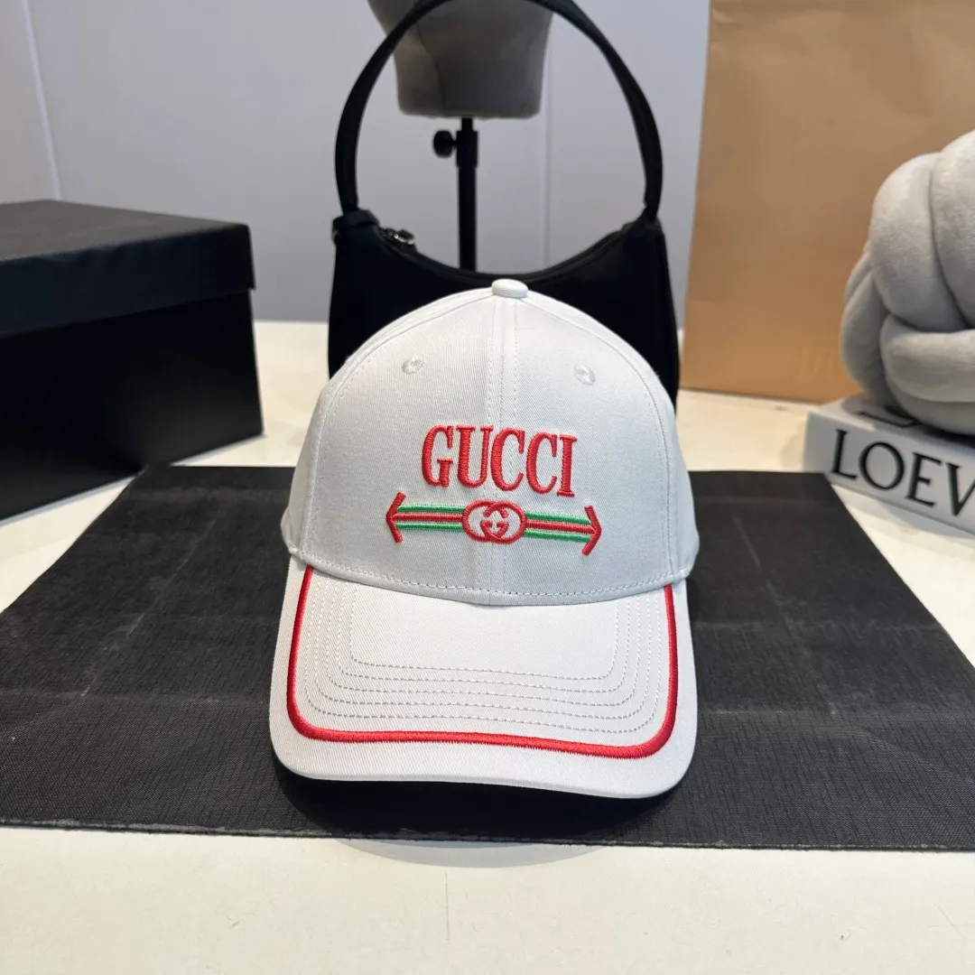 P56 Gucci Baseball Cap GUCCI official website new product, baseball cap, original quality is very popular, the workmanship is very exquisite, high-end atmosphere and class! Low-key luxury, easy to carry! Running volume!