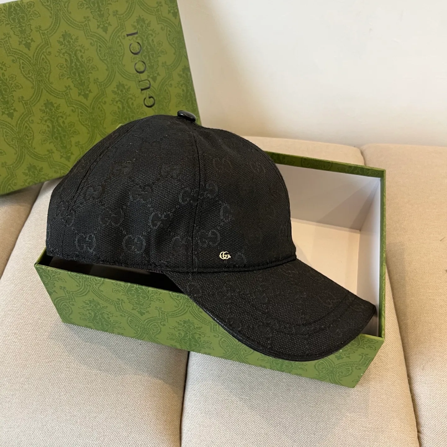 P60 Gucci Baseball Cap♥️GUCCI🧢New product from the official website, baseball cap, original quality, very popular 🔥🎩 The craftsmanship is very exquisite, high-end and classy! Low-key luxury, easy to carry! Running volume!