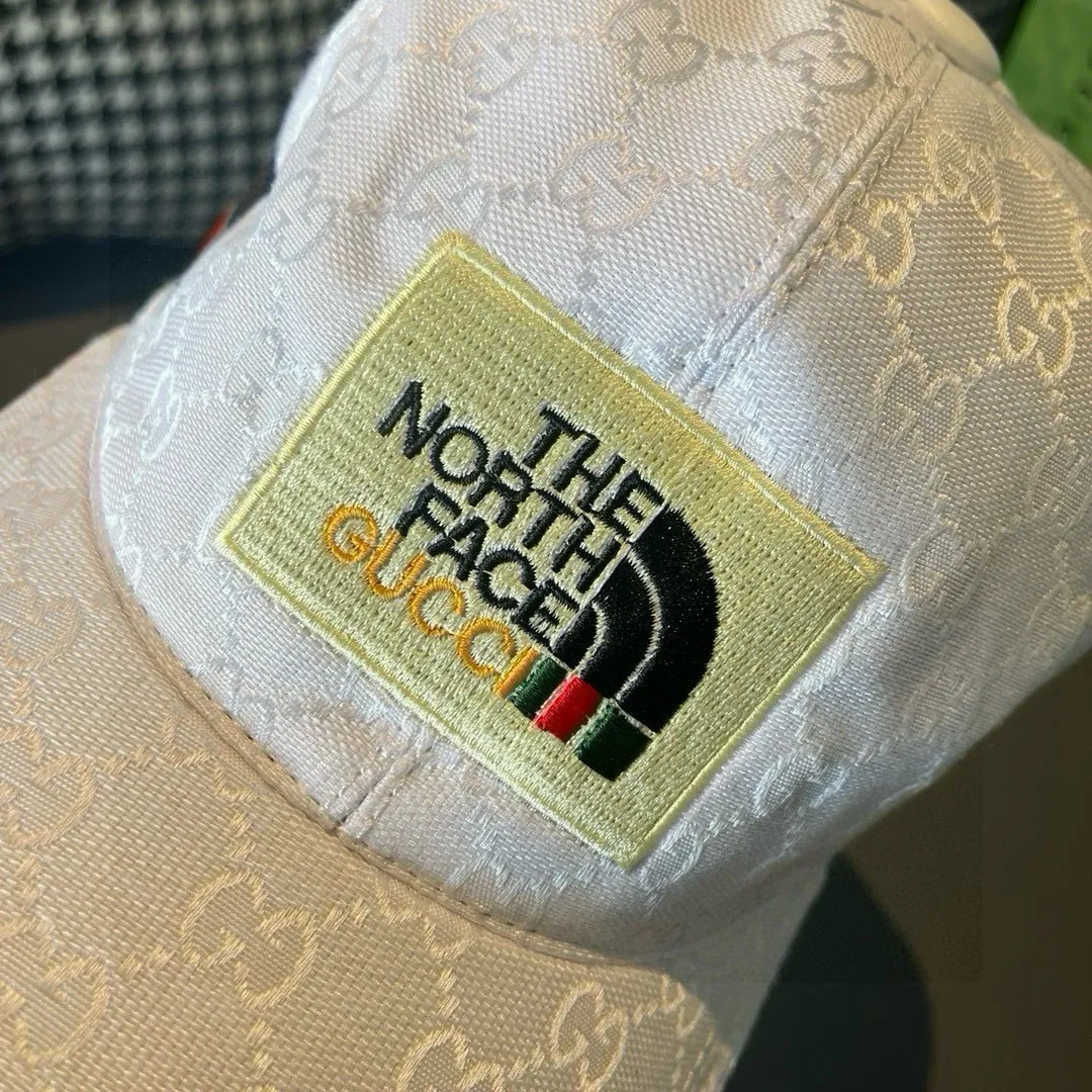 P90, Gucci's new original baseball cap, North Face embroidery! Counter 1:1, imported canvas + first-layer cowhide, popular for purchasing, versatile style for men and women, great quality! The basic head circumference is 56cm, and the patch is adjustable.