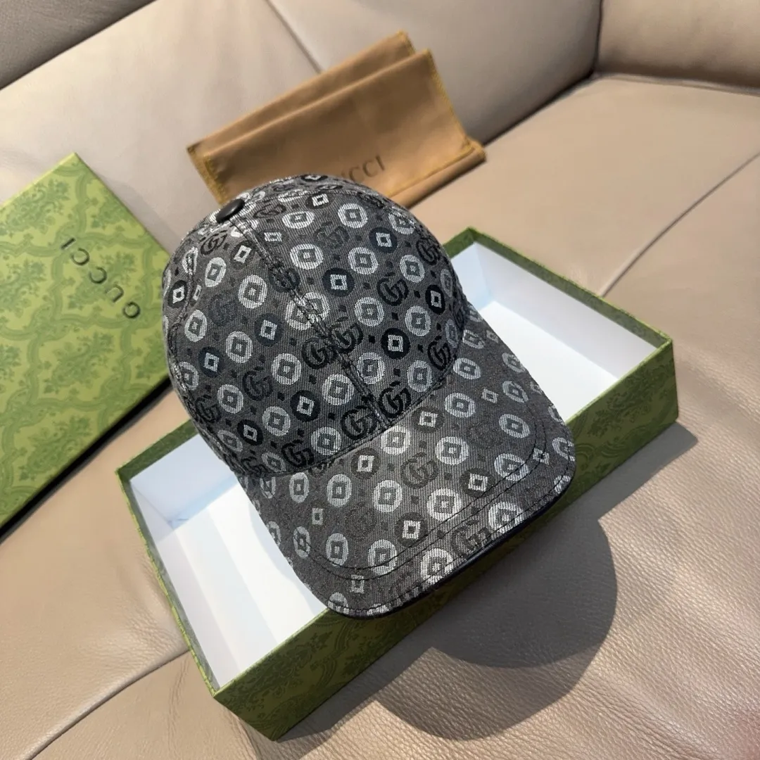 p90., Gucci's new original baseball cap, double G jacquard, 1:1 mold customization at the counter, perfect pattern, original canvas fabric + first-layer cowhide, light and breathable! The basic head circumference is 56cm, and the patch is adjustable.
