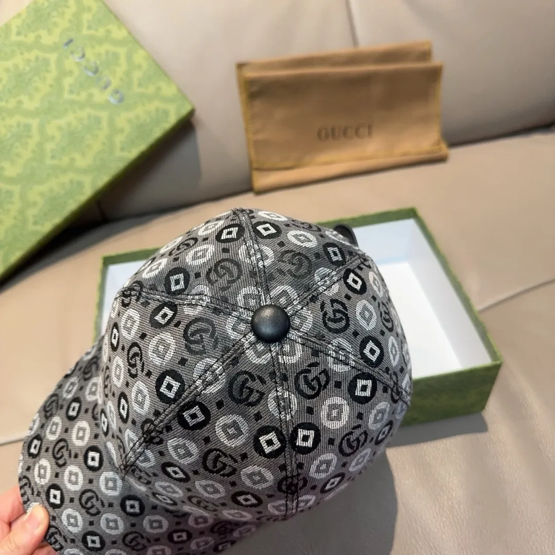p90., Gucci's new original baseball cap, double G jacquard, 1:1 mold customization at the counter, perfect pattern, original canvas fabric + first-layer cowhide, light and breathable! The basic head circumference is 56cm, and the patch is adjustable.