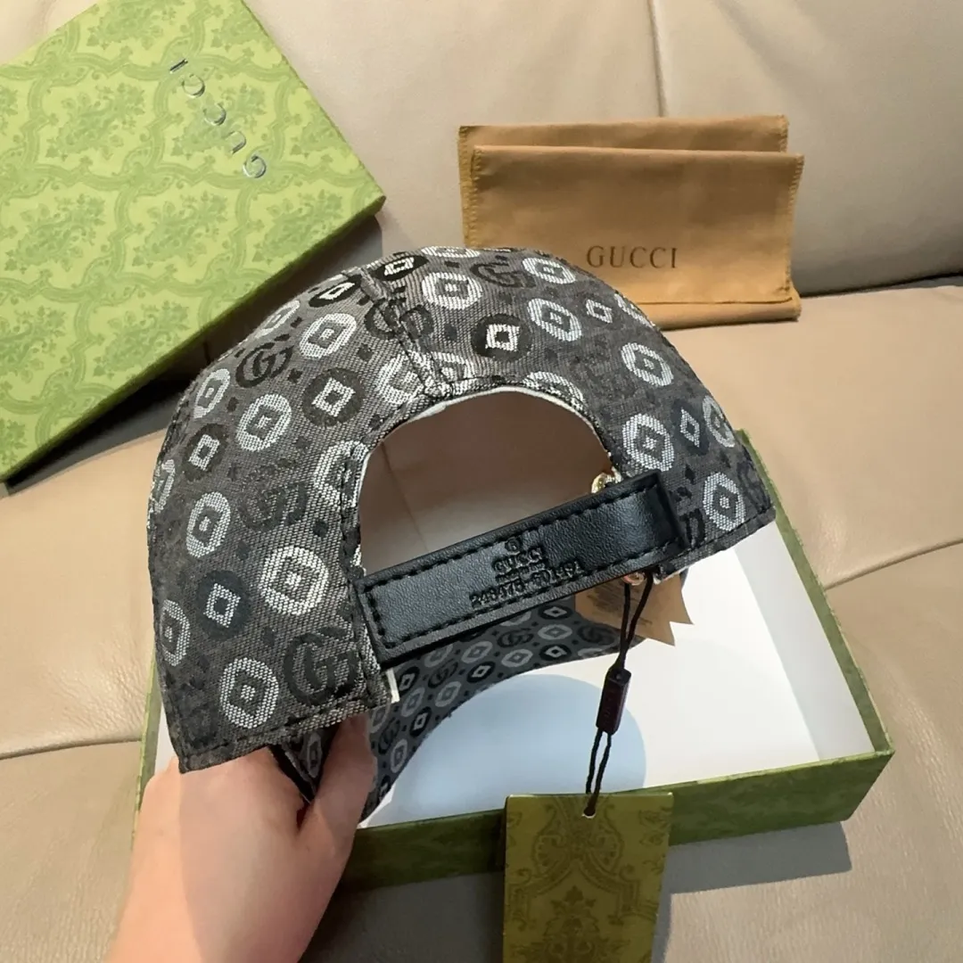 p90., Gucci's new original baseball cap, double G jacquard, 1:1 mold customization at the counter, perfect pattern, original canvas fabric + first-layer cowhide, light and breathable! The basic head circumference is 56cm, and the patch is adjustable.