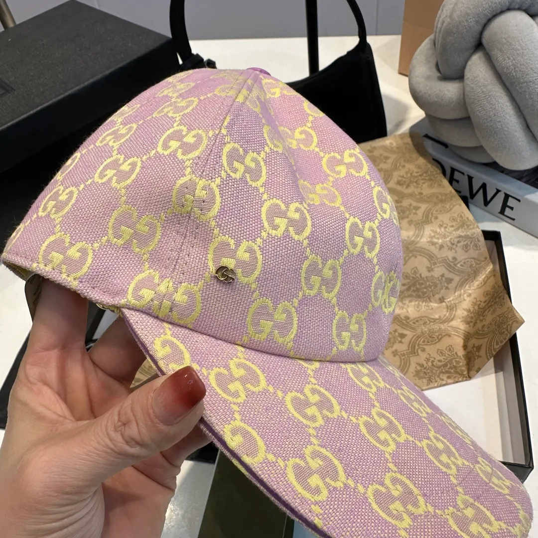 P240 Gucci Baseball Cap🧢Gucci’s classic pattern shines in this fashionable item embellished with the brand’s logo. This baseball cap is crafted from the brand's recognizable GG canvas fabric, with tonal leather details and an adjustable buckle adding to the appeal. Product details ·Pink GG canvas ·Pink leather piping ·Cotton and linen lining ·Adjustable Velcro closure ·70% cotton, 30% polyester; 65% cotton, 35% linen (lining); 55% cotton, 45% viscose (inside); Cow leather (detail); Cow leather (leather piping)