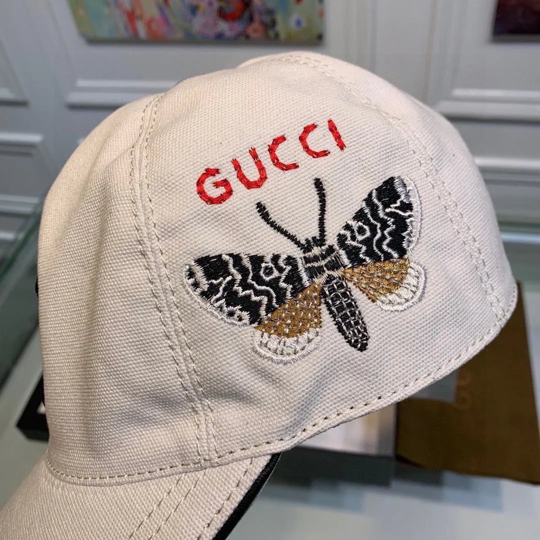 🉐120, NY&Gucci (Gucci) cooperation model, the latest original baseball cap, 1:1 mold customization, heavy embroidery, details comparable to counters, original canvas fabric + first-layer cowhide, excellent quality! The first choice for handsome men and beautiful women, fashionable and versatile. The basic head circumference is 56cm, and the patch is adjustable. Black and white two colors