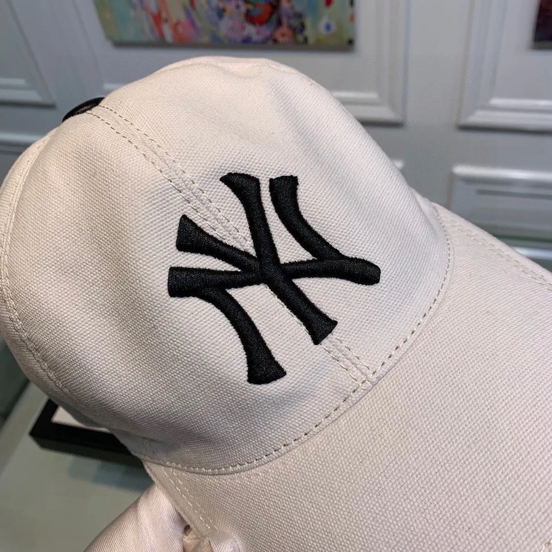 🉐120, NY&Gucci (Gucci) cooperation model, the latest original baseball cap, 1:1 mold customization, heavy embroidery, details comparable to counters, original canvas fabric + first-layer cowhide, excellent quality! The first choice for handsome men and beautiful women, fashionable and versatile. The basic head circumference is 56cm, and the patch is adjustable. Black and white two colors