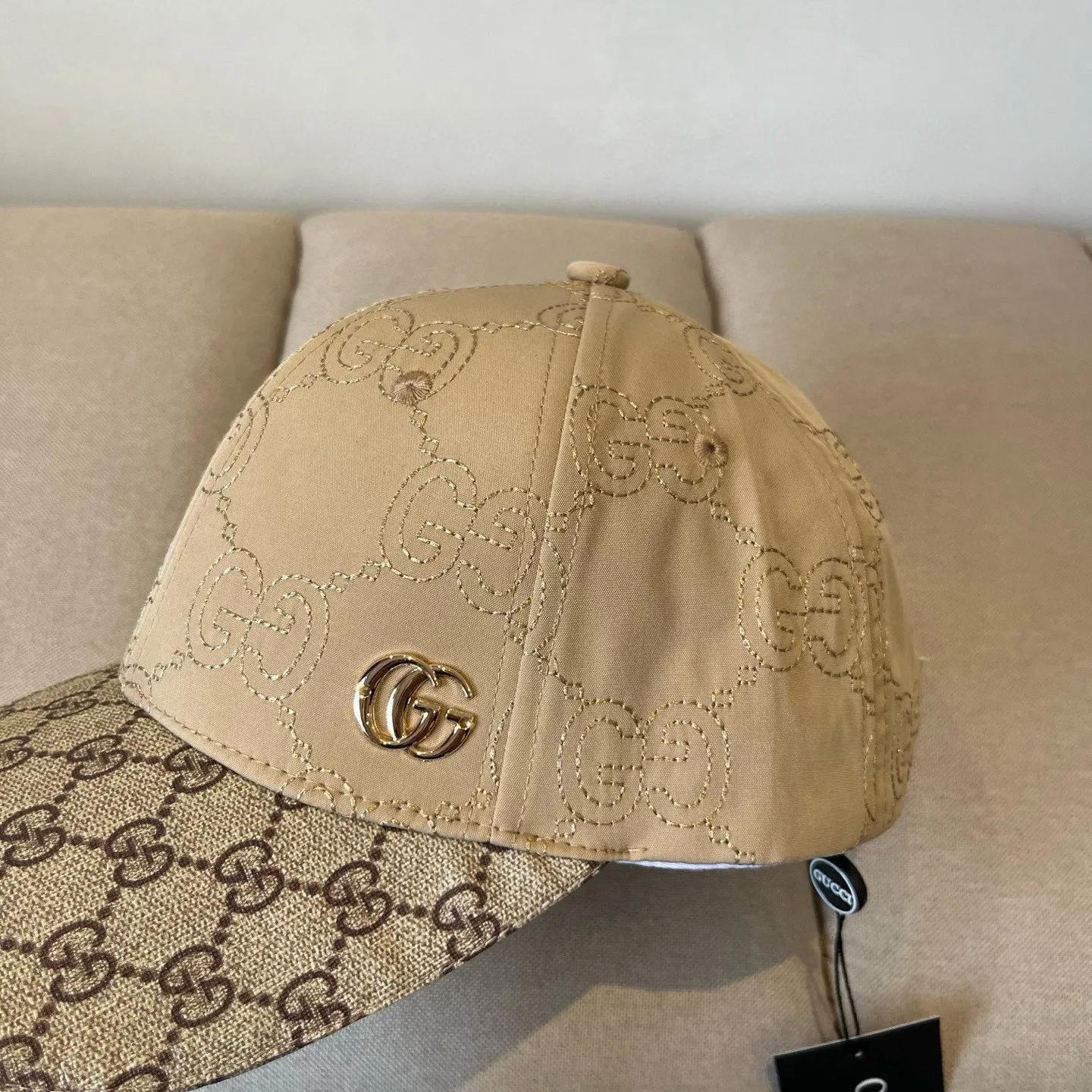 P60 Gucci Baseball Cap♥️GUCCI🧢New product from the official website, baseball cap, original quality, very popular 🔥🎩 The craftsmanship is very exquisite, high-end and classy! Low-key luxury, easy to carry! Running volume!