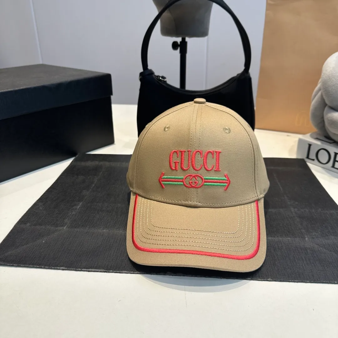 P56 Gucci Baseball Cap GUCCI official website new product, baseball cap, original quality is very popular, the workmanship is very exquisite, high-end atmosphere and class! Low-key luxury, easy to carry! Running volume!