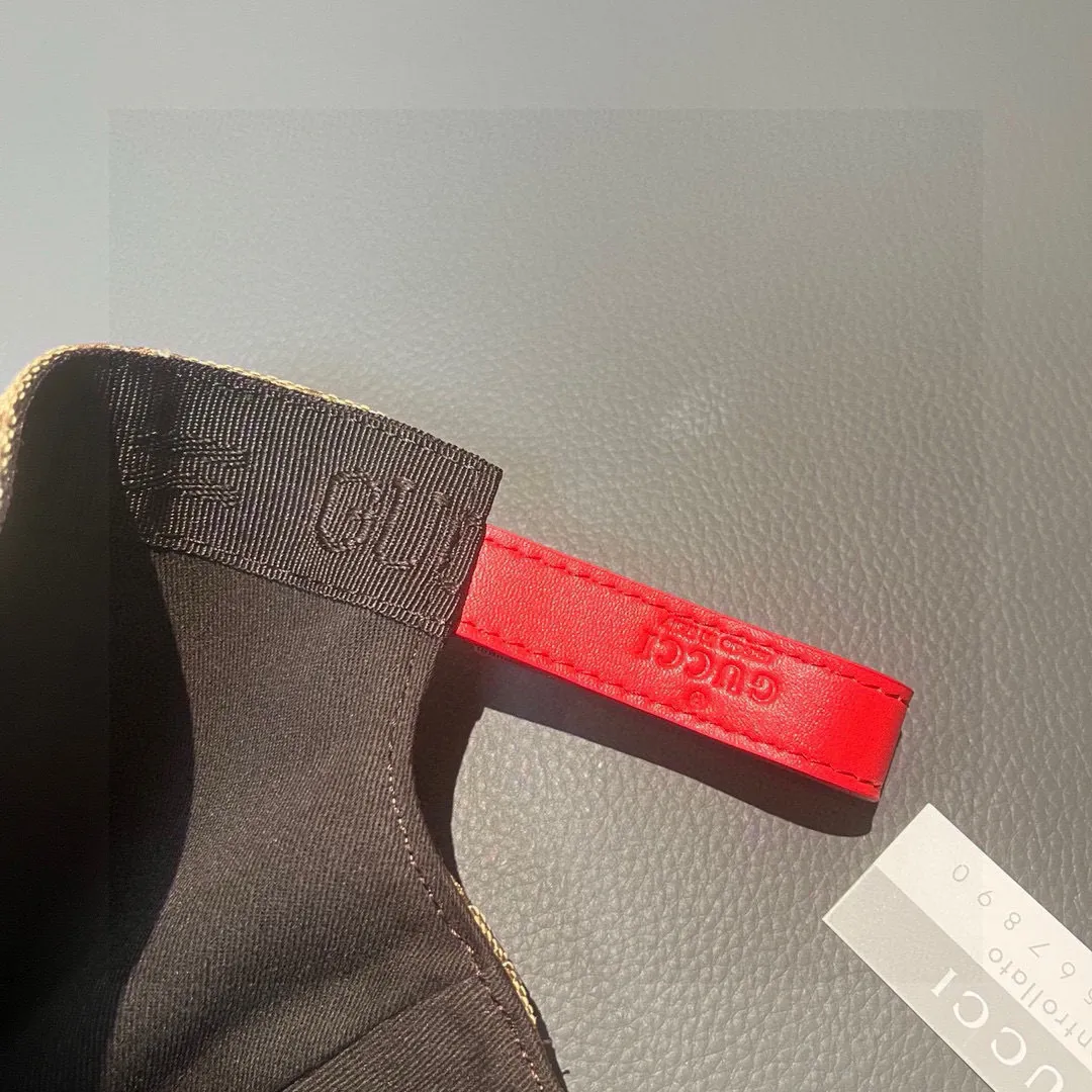 P90, Gucci's new original baseball cap, North Face embroidery! Counter 1:1, imported canvas + first-layer cowhide, popular for purchasing, versatile style for men and women, great quality! The basic head circumference is 56cm, and the patch is adjustable.