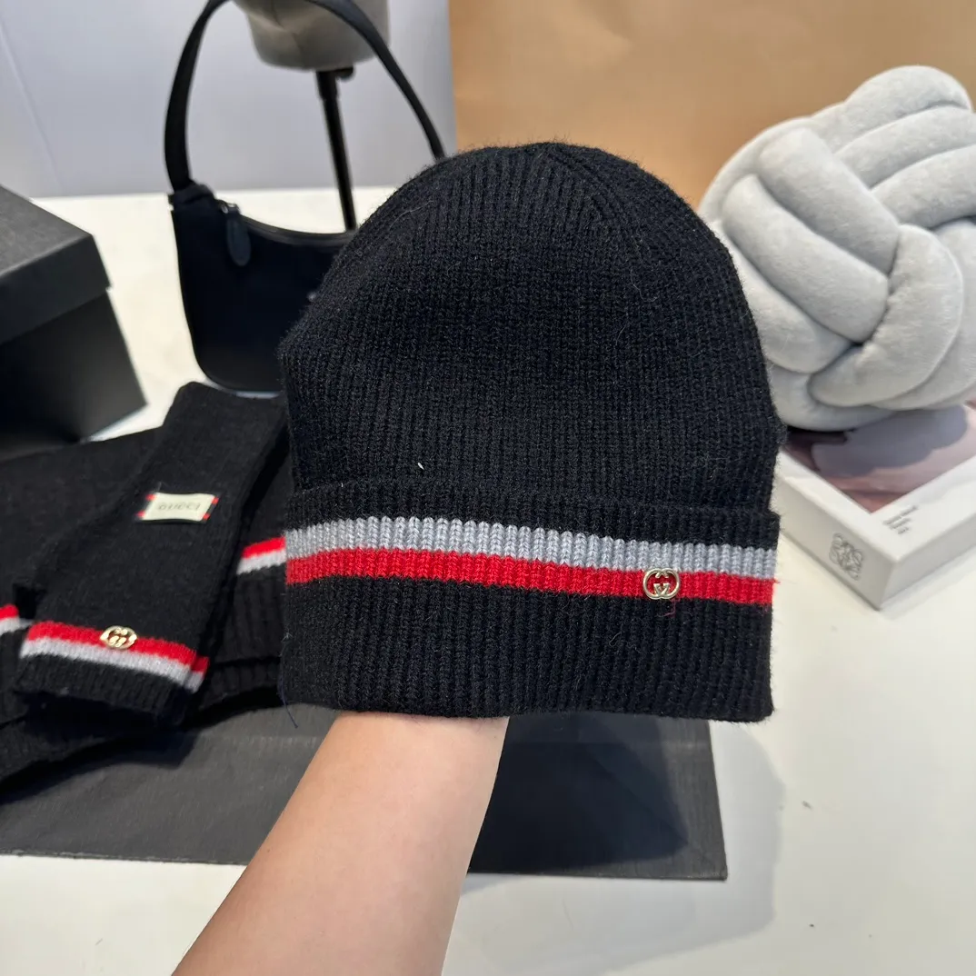 P180 (not ordinary goods in the market) GUCCI official website new wool cashmere suit series 🌟 hat + scarf + gloves official website synchronization, (same style for men and women) high quality, original fabric is very high-end, casual and versatile, simple yet elegant style, not to be missed!