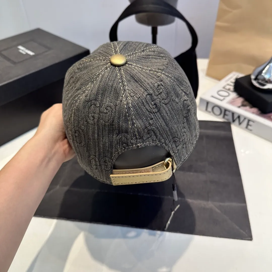 P900,000 classic model is shipped in new colors! Gucci (Gucci) classic original baseball cap 😍😍Customized at the 1:1 counter mold, the highest version, original canvas + first-layer cowhide, light and breathable! Photographed in real life, suitable for men and women in all seasons, basic head circumference 56cm, adjustable patches.