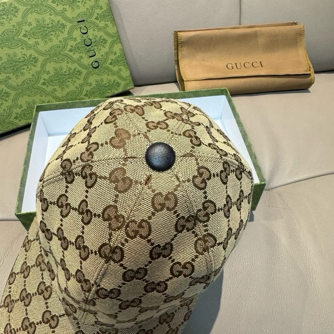p90., Gucci's new original baseball cap, logo webbing, 1:1 mold opening and customization at the counter, original canvas fabric + first-layer cowhide, light and breathable! The basic head circumference is 56cm, and the patch is adjustable.