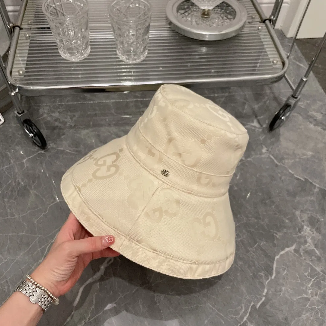 Special batch of 100 Gucci denim wide-brimmed hats. It is handsome but also has a touch of elegance. The shape is very niche and unique, and there is no substitute. The material is very hard and can be propped up. After wearing it, your face is not exposed, and you can go out with just a lipstick. Denim is casual and handsome, and it is a piece worth buying.