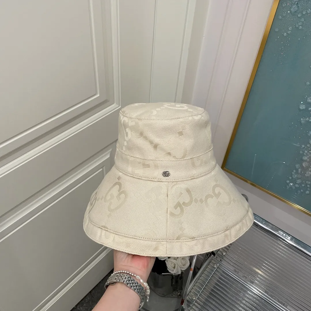 Special batch of 100 Gucci denim wide-brimmed hats. It is handsome but also has a touch of elegance. The shape is very niche and unique, and there is no substitute. The material is very hard and can be propped up. After wearing it, your face is not exposed, and you can go out with just a lipstick. Denim is casual and handsome, and it is a piece worth buying.