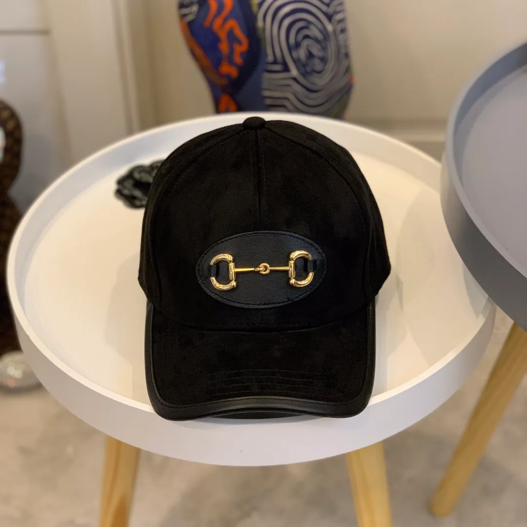 P110 GUCCI Gucci's new presbyopic lock leather-edged baseball cap. Classic and fashionable, with an eye-catching shape. The large brim covers the face and is also a good choice for sun protection! Head circumference:58cm