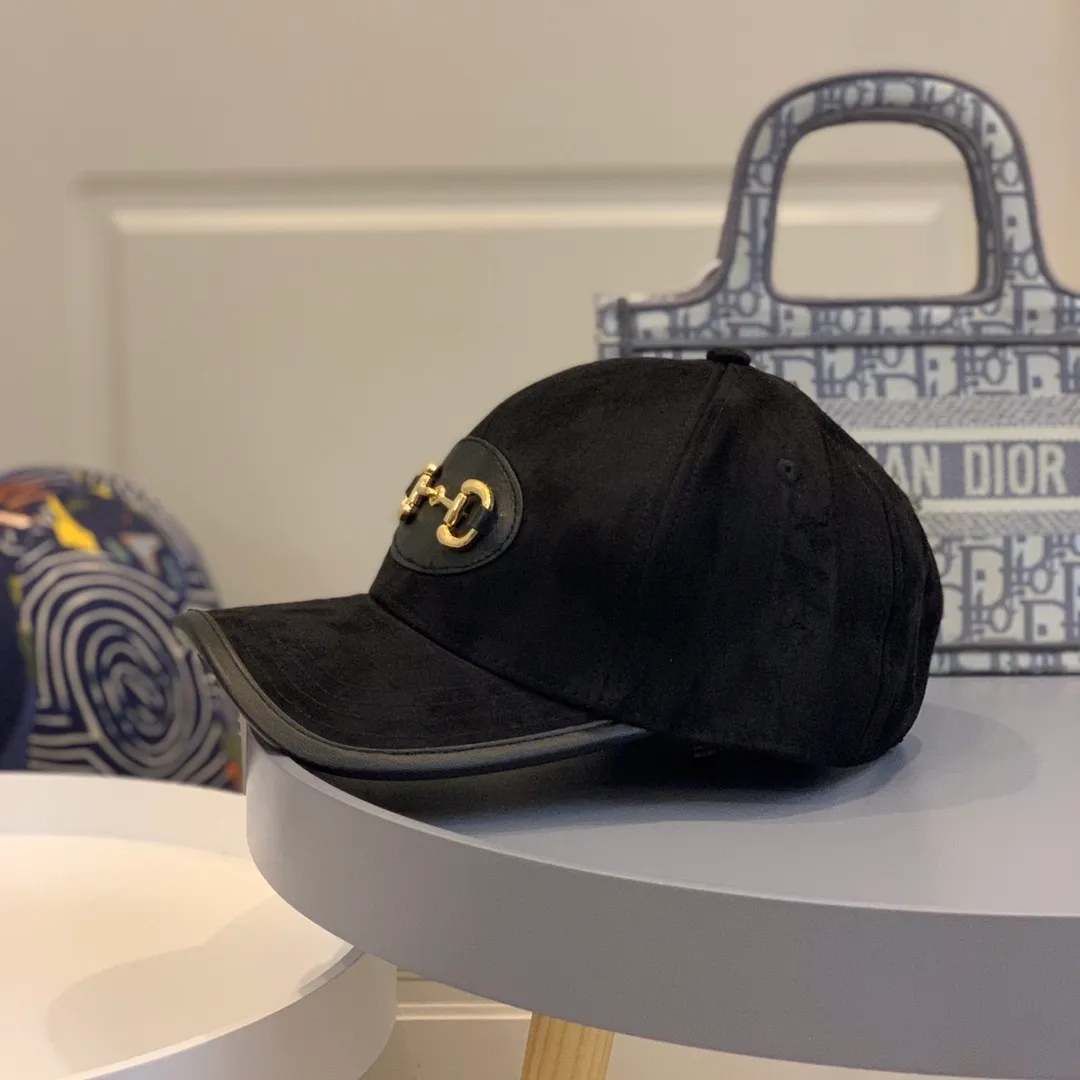 P110 GUCCI Gucci's new presbyopic lock leather-edged baseball cap. Classic and fashionable, with an eye-catching shape. The large brim covers the face and is also a good choice for sun protection! Head circumference:58cm