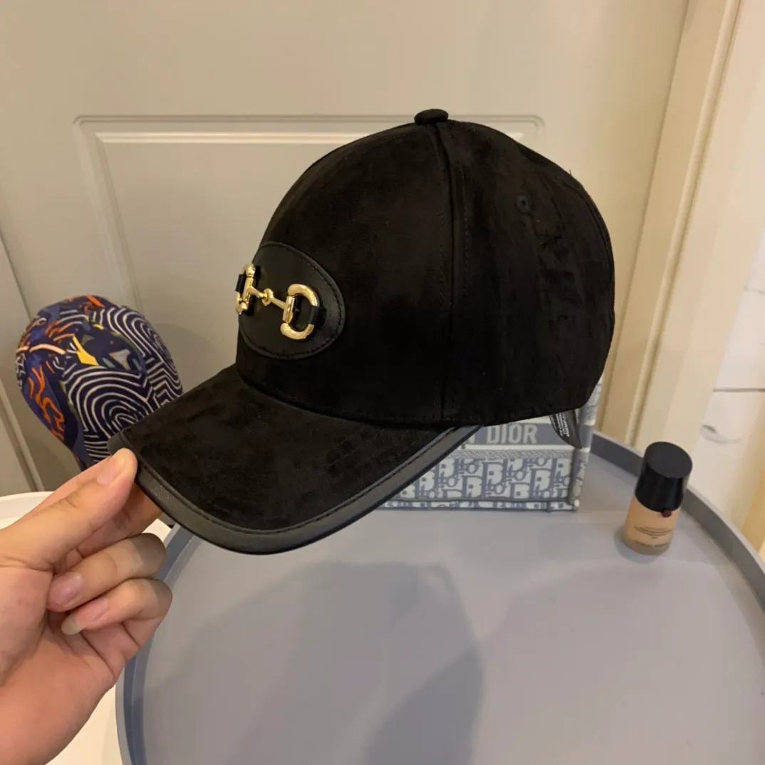 P110 GUCCI Gucci's new presbyopic lock leather-edged baseball cap. Classic and fashionable, with an eye-catching shape. The large brim covers the face and is also a good choice for sun protection! Head circumference:58cm